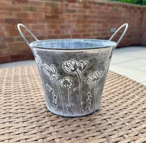 Maceta de metal rústica con diseño floral en relieve, estilo rústico, adecuada para jardín, balcón y decoración de mesa, procedente de la India. - Product Image 6