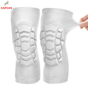 แผ่นรองเข่าแบบนุ่มและระบายอากาศได้ดี พร้อมตัวล็อคปรับได้และดีไซน์สวมใส่ง่าย - Product Image 1