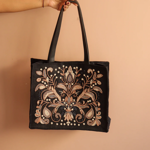 Sac fourre-tout bohème chic brodé et perlé avec détails artistiques faits main colorés - Product Image 1