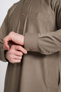 Al por mayor: Túnica Thobe para hombre bordada a mano, informal, de manga corta, transpirable, holgada, hasta el tobillo - Product Image 3