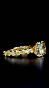 Cojín amarillo corte Moissanite diamante racimo piedra ajuste anillo de compromiso lujoso anillo de compromiso chapado en oro de 10K para mujer - Product Image 4