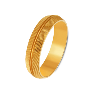 Bague large dorée de qualité supérieure avec texture gravée diagonale détaillée, bague classique moderne pour homme, bague de luxe - Product Image 1