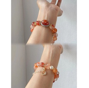 Bracelet de luxe en résine avec motif tourbillon coloré distinctif – Accessoire haut de gamme pour femme moderne - Product Image 1