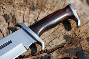 Cuchillo de Caza Personalizado OEM Hecho a Mano de Acero Inoxidable con Punta Clip, Borde Dentado, Mango de Madera, Hoja para Supervivencia al Aire Libre y Funda de Cuero - Product Image 4