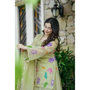 Traje de Fiesta de Diseño Indio y Pakistaní con Bordado, Lentejuelas y Trabajo de Codificación para un Look Elegante - Product Image 2