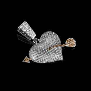 Pendentif en forme de cœur et de flèche avec diamant rond en moissanite pour unisexe, en argent sterling 925, cadeau de fiançailles pour les amoureux - Product Image 3