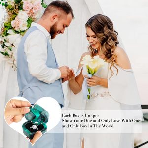 Boîte à bague en forme de cœur - Boîte à bague de fiançailles en résine et bois faite à la main, boîte cadeau personnalisée pour demande en mariage avec intérieur en velours - Product Image 3