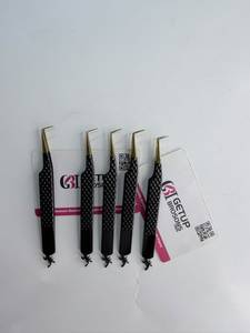 Pince à épiler GETUP BROSONS IMPEX en acier inoxydable, revêtement noir, 90°, coupe Scorpion, pointe dorée, grip diamant, pour cils - Product Image 5