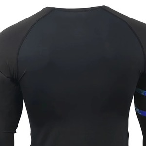 เสื้อคอมเพรสชั่นแฟชั่นยอดนิยมสำหรับผู้ชายแบบขายส่งตามสั่ง – เสื้อรัดรูปสีพื้นสำหรับป้องกันการระคายเคืองและชุดต่อสู้สำหรับผู้ชาย - Product Image 5