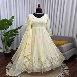Conjunto Anarkali de Seda Elegante VASTRA COTTAGE con Pantalón de Algodón con Bordado de Lentejuelas y Dupatta Bordada, Ropa Festiva para Bodas para Mujer - Product Image 1