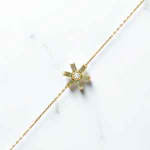 Bracelet flocon de neige péridot, chaîne délicate, bijoux d'hiver, argent sterling 925, plaqué or 14 carats, cadeau pour elle - Product Image 1