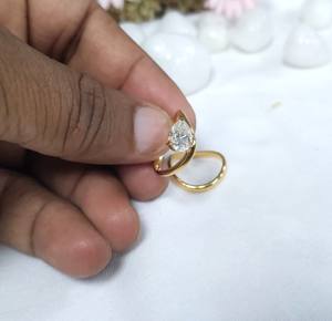 แหวนเพชรทรงลูกแพร์ 1 กะรัต เพชรเพาะเลี้ยงในห้องปฏิบัติการ ดีไซน์รูปคลื่นร่วมสมัย สำหรับผู้หญิง ตัวเรือนทองคำแท้ 14K สีเหลือง - Product Image 5