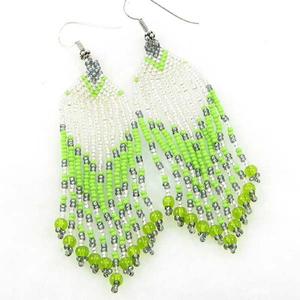 Atractivos pendientes de cuentas de vidrio para realzar el atuendo de fiesta, que ofrecen colores vibrantes y un atractivo elegante. - Product Image 3