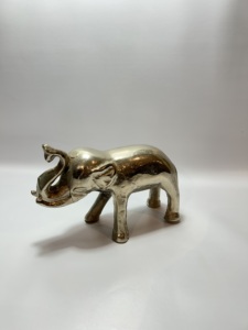 Figurine de lapin martelé en aluminium argenté, statue de lapin en métal, ornement de table de Pâques, décoration moderne pour la maison, sculpture animale artisanale - Product Image 4