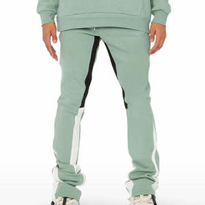 Ensemble de survêtement streetwear vert pour homme, comprenant un sweat à capuche délavé à impression en relief XXL et un pantalon de jogging empilé à bas évasé, vente en gros - Product Image 1