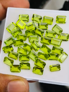 Peridotos naturales con corte esmeralda de 8.0*6.0MM, 57.70 quilates por lote, calidad AAA, brillo AAA, perfectos para tallar y pulir a precio económico. - Product Image 6