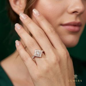 Bague géométrique ronde avec halo de diamants et accent en forme de cerf-volant, bande micro-pavée droite polie, bague minimaliste pour petite amie - Product Image 1