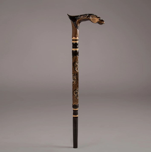 Cette magnifique canne de marche en bois, fabriquée à la main, présente une silhouette de serpent enroulée de manière complexe, disponible à prix de gros. - Product Image 3
