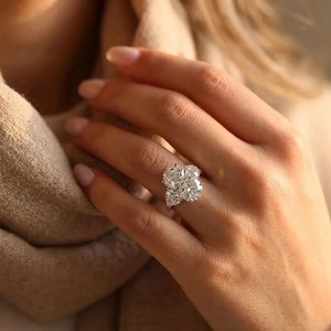 Anillo de Compromiso Ovalado con Diamante Cultivado en Laboratorio, Anillo Trilogía, Venta al por Mayor, Color DEF, Claridad VSVVS, Certificado IGI, Oro Sólido de 10K, 14K, 18K - Product Image 3