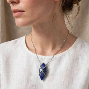 Collar con Colgante de Cristal de Lapislázuli Natural de Primera Calidad Green Impex GI-105 AAA, Gema Puntiaguda de 20 mm, Estilo Minimalista - Product Image 4