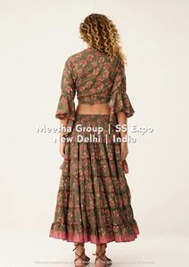 Ensemble coordonné imprimé floral bohème pour femme – Haut court à nouer à col en V et jupe longue à volants asymétrique – Ensemble deux pièces – Assortiment - Product Image 2