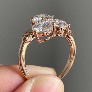 Anillo de Moissanita de 2.50CT con Corte Redondo, Tres Piedras, Banda de Filigrana con Diseño de Hoja, Plata 925 Original con Baño de Oro, Joyería Fina de Estilo Vintage - Product Image 3