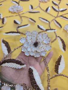 Tissu brodé de fleurs 3D de luxe avec des perles de haute qualité, des caractéristiques organiques et métalliques pour les mariages - Product Image 2