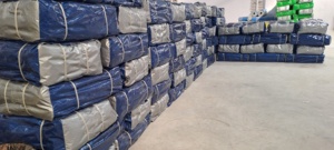 Rouleau de bâche imperméable robuste vert et argenté pour usage agricole extérieur, tissu tissé uni, en stock - Product Image 4