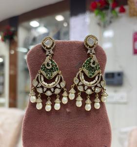 Pendientes Elegantes de Alta Calidad con Circonitas y Baño de Oro, Diseño Fusion para Mujer, Ideales para Fiestas Nocturnas, Colección de Moda - Product Image 3