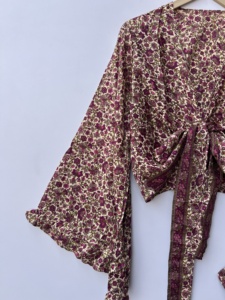 Top Cruzado Hippie Boho con Mangas Campana y Lazo Frontal, Estilo Vintage de Seda Retro Ecológica, Manga Acampanada, Estética Espíritu Libre - Product Image 5