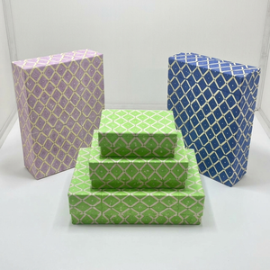 Descubra cajas de regalo con estampado en bloque, con diseños y un aspecto artesanal, para empaques de regalos y ocasiones especiales en todo el mundo. - Product Image 1