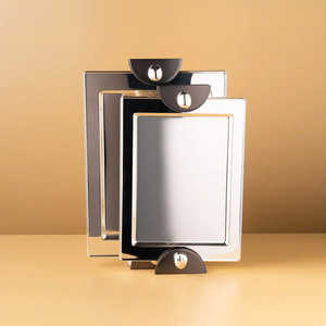 Sublimez votre espace avec cet ensemble de plateaux argentés chics, doté de poignées modernes noires et d'un design à finition chromée polie. - Product Image 2