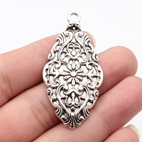 Colgante con Grabado Floral en Relieve de 57x28mm, Aleación de Zinc Plateada Antigua para Centro de Collar Victoriano