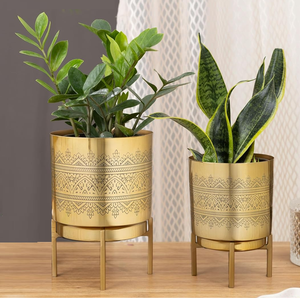 กระถางต้นไม้โลหะทันสมัย ทนทาน พร้อมขาตั้ง แพ็ค 2 ใบ ขนาดใหญ่ (10x7 นิ้ว) ขนาดเล็ก (8x6 นิ้ว) ตกแต่งบ้าน/สำนักงาน/ระเบียง/สวน - Product Image 1