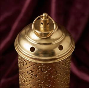 Linterna cilíndrica de metal de latón pulido dorado con diseño de trébol perforado y asa de anillo en la parte superior - Product Image 2