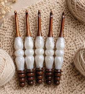 ชุดเข็มโครเชต์ไม้ SOFIYA CRAFT รุ่น Ergonomic พร้อมลูกปัดมุก ทนทาน ด้ามจับเรียบเนียน ขนาด 20 ซม. ความหนา 3 มม. อุปกรณ์ถักนิตติ้ง - Product Image 4