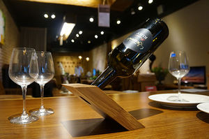 Porta Vinos Minimalista de Madera Ligero - Regalo Empresarial - Product Image 2