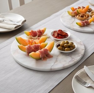 Tabla de cortar redonda elegante de mármol blanco con orificio para colgar y vetas doradas - Product Image 6