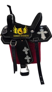 Silla de montar de cuero genuino personalizada para carreras de barriles estilo western, con adornos en forma de cruz, de cuero suave y madera, duradera, con asiento profundo y cantle alto - Product Image 2