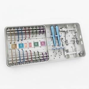Fotografía profesional de estudio de un producto que presenta el conjunto de retractor cervical Medtronic TrimLine ACDF para cirugía de columna vertebral. - Product Image 4