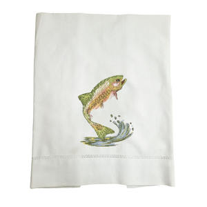 Serviette de table en coton blanc brodée sur mesure avec motif poisson carpe, serviette de thé à ourlet festonné pour la maison, l'hôtel, les mariages et les événements (vente en gros) - Product Image 3