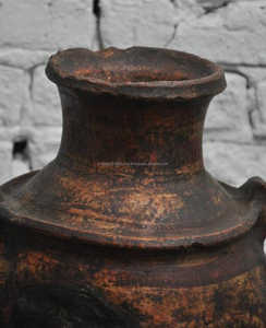 Olla antigua de dos asas de terracota con acabado antiguo para la decoración del hogar, restaurante u hotel - Product Image 4