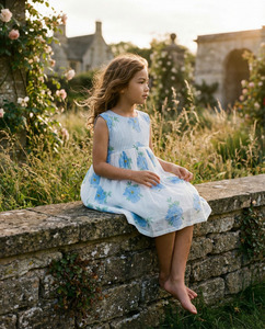 Vestido de Algodón Estampado Floral Azul para Niñas, con Base Blanca, Sin Mangas, para Fiestas de Verano, para Compradores de Boutiques - Product Image 1