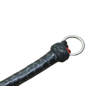 Látigo de cuero hecho a mano con peso equilibrado para un impacto preciso - Product Image 1