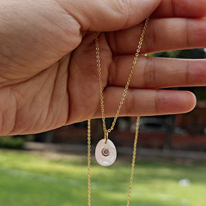 Collar con Colgante de Cuarzo Rosa Moderno y Delicado, con Acentos de Circonita Cúbica, Chapado en Oro de 18k, Joyería Minimalista en Capas Unisex, Estilo Budista - Product Image 4