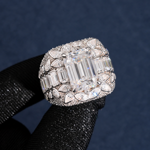 Anillo de Plata 925 con Diamante Cultivado en Laboratorio, Corte Esmeralda para Hombre, Tono Dorado, Joyería de Lujo con Diseño de Racimo - Product Image 1