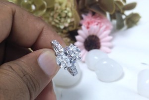 Anillo de Compromiso con Diamante Cultivado en Laboratorio de Corte Ovalado de 4.20 Ct, Oro Blanco Sólido de 14K, Joyería Clásica Única, Anillo de Boda para Mujer - Product Image 5