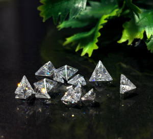 Vente en gros de pierres de moissanite blanches de haute qualité, de laboratoire, taille trillon, avec effet de couleur et de feu, 3mm-10mm, 0.1-5.0 carats, traitées thermiquement, troisième génération - Product Image 2