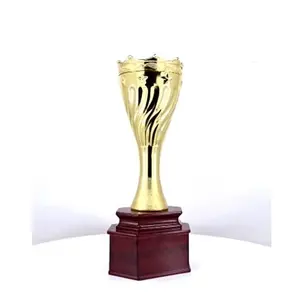 Elegante base de madera dorada para premios de competición con trofeo. - Product Image 2