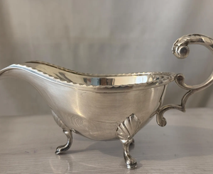 Salsera de metal plateado vintage con asa rizada, base en forma de concha y borde festoneado, diseño de lujo con asa, decoración de mesa - Product Image 6